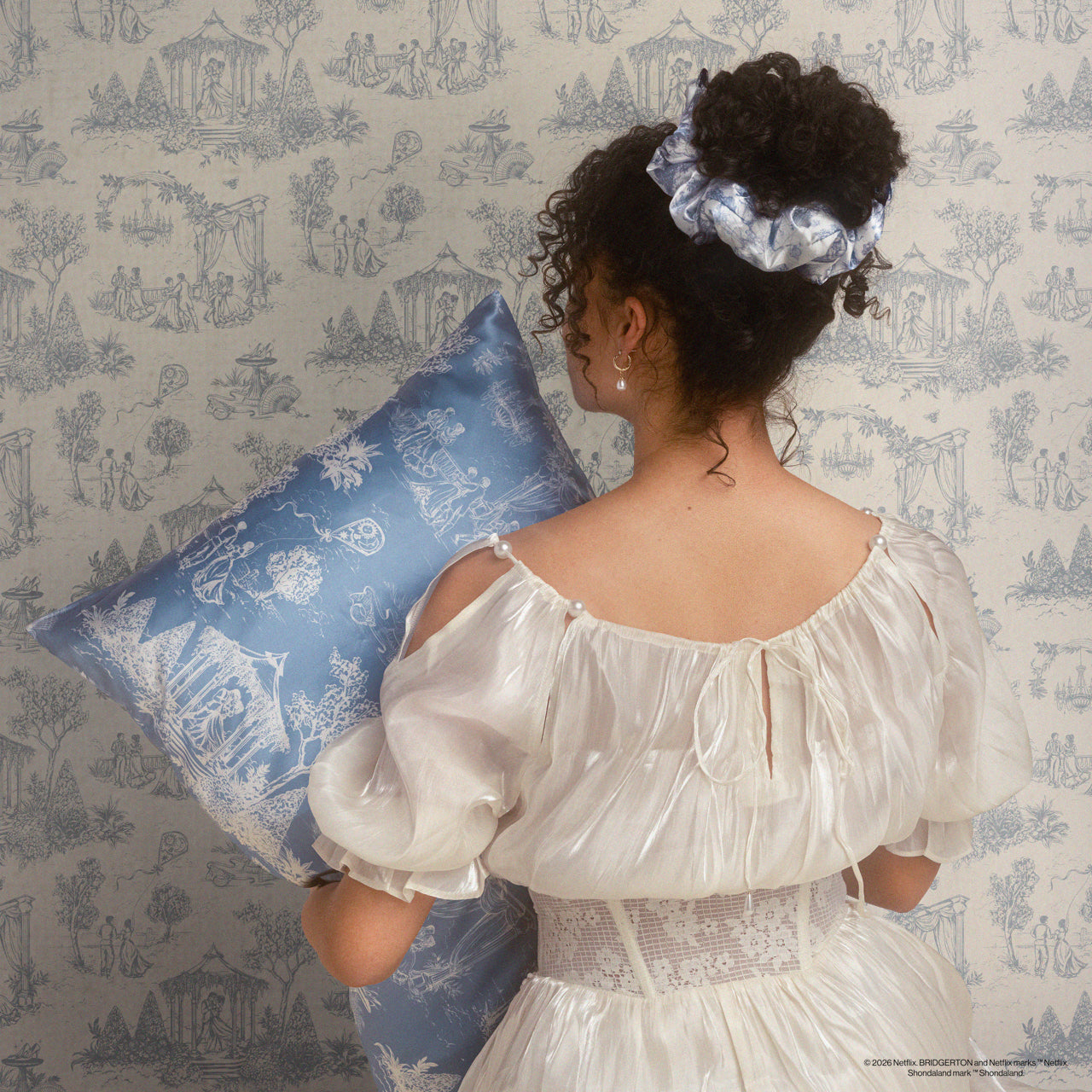 507439-507378-BridgertonxKitsch-PillowScrunchies_InSatin-Set-2pc-ToileInBloom-StandardSatinPillowcase-GardenToile-Model-2-1280x1280px.jpg