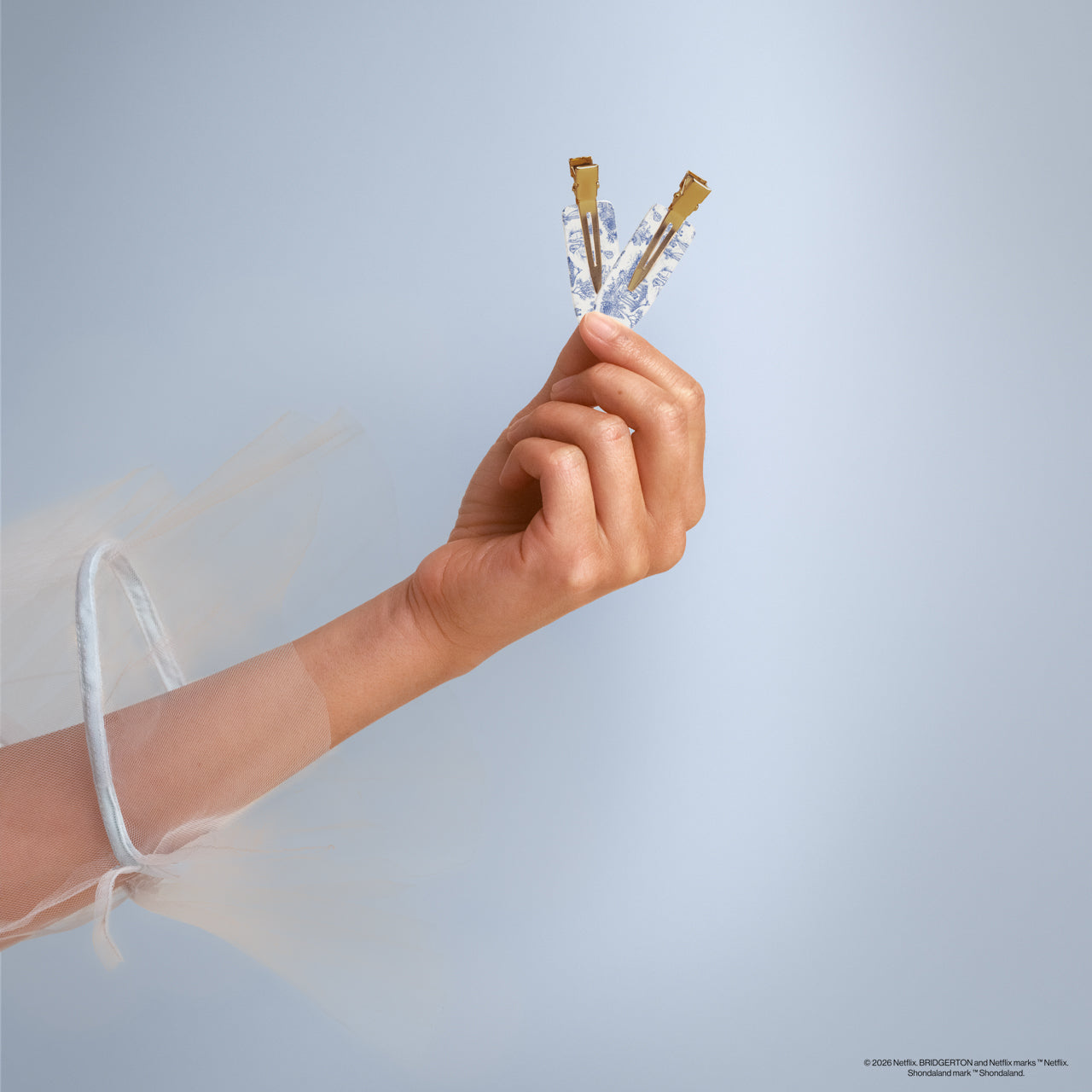 508900-BridgertonxKitsch-RecycledPlasticCreaselessClips-Set-4pc-ToileInBloom-Model-1280x1280px.jpg