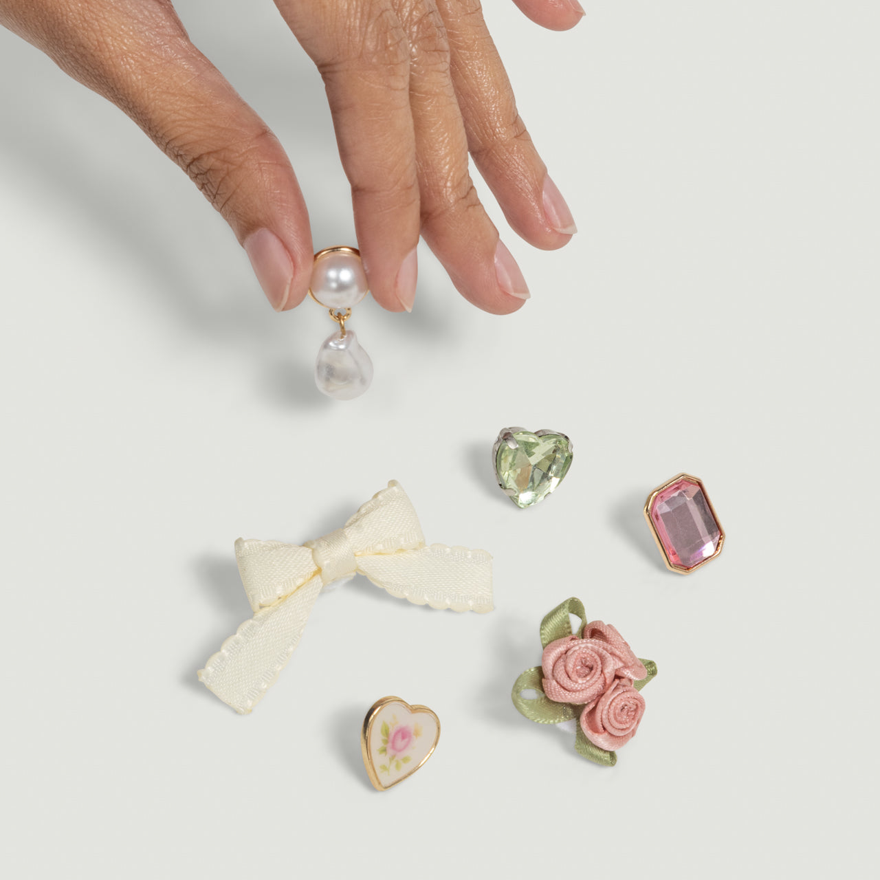 509099-KitschPopTM-Charms6pcSet-VintagePink-model-1280x1280px.jpg