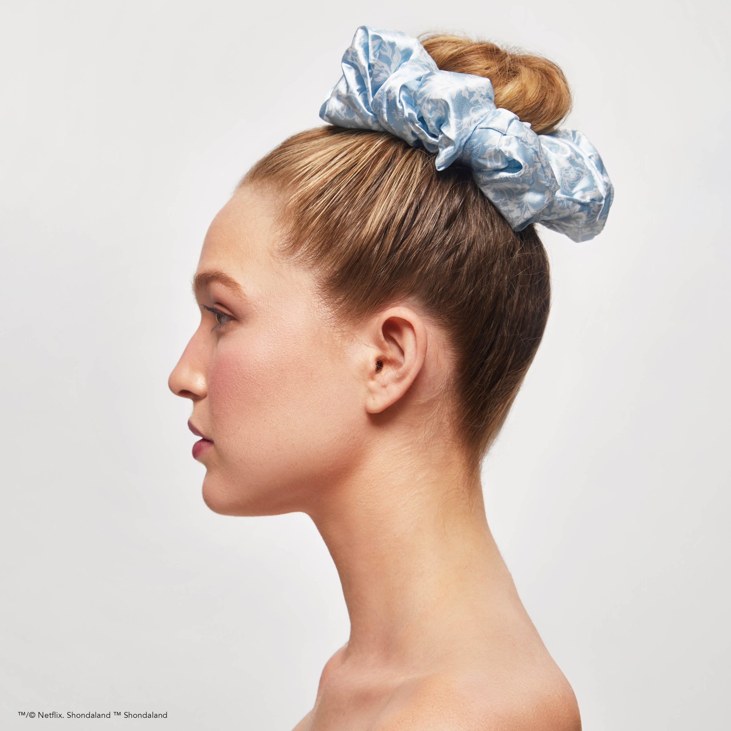 63627-BridgertonxKitsch-SatinPillowScrunchies-ToileDeBlue-Model-2-1280x1280px.jpg
