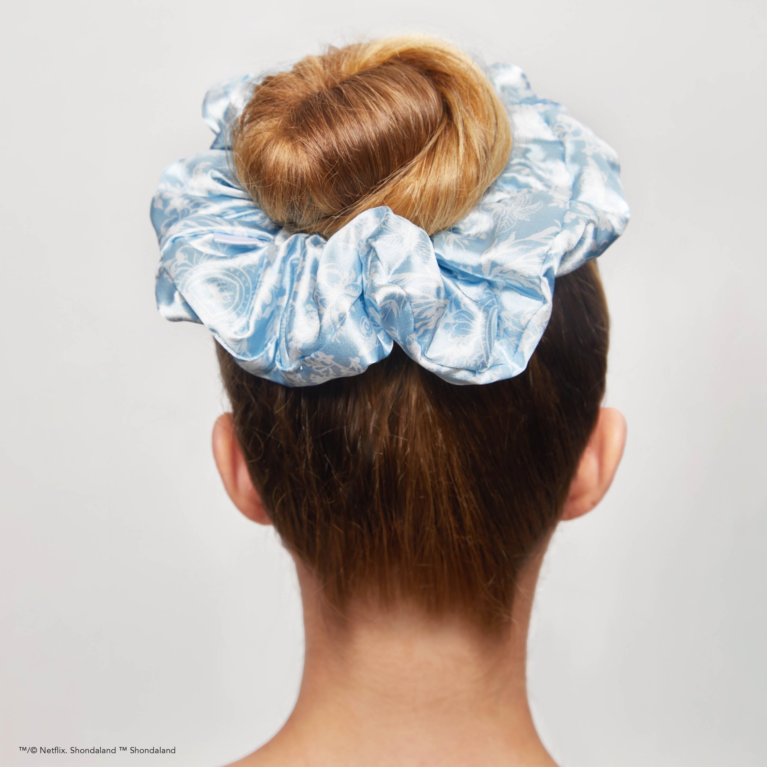 63627-BridgertonxKitsch-SatinPillowScrunchies-ToileDeBlue-Model-3-1280x1280px.jpg