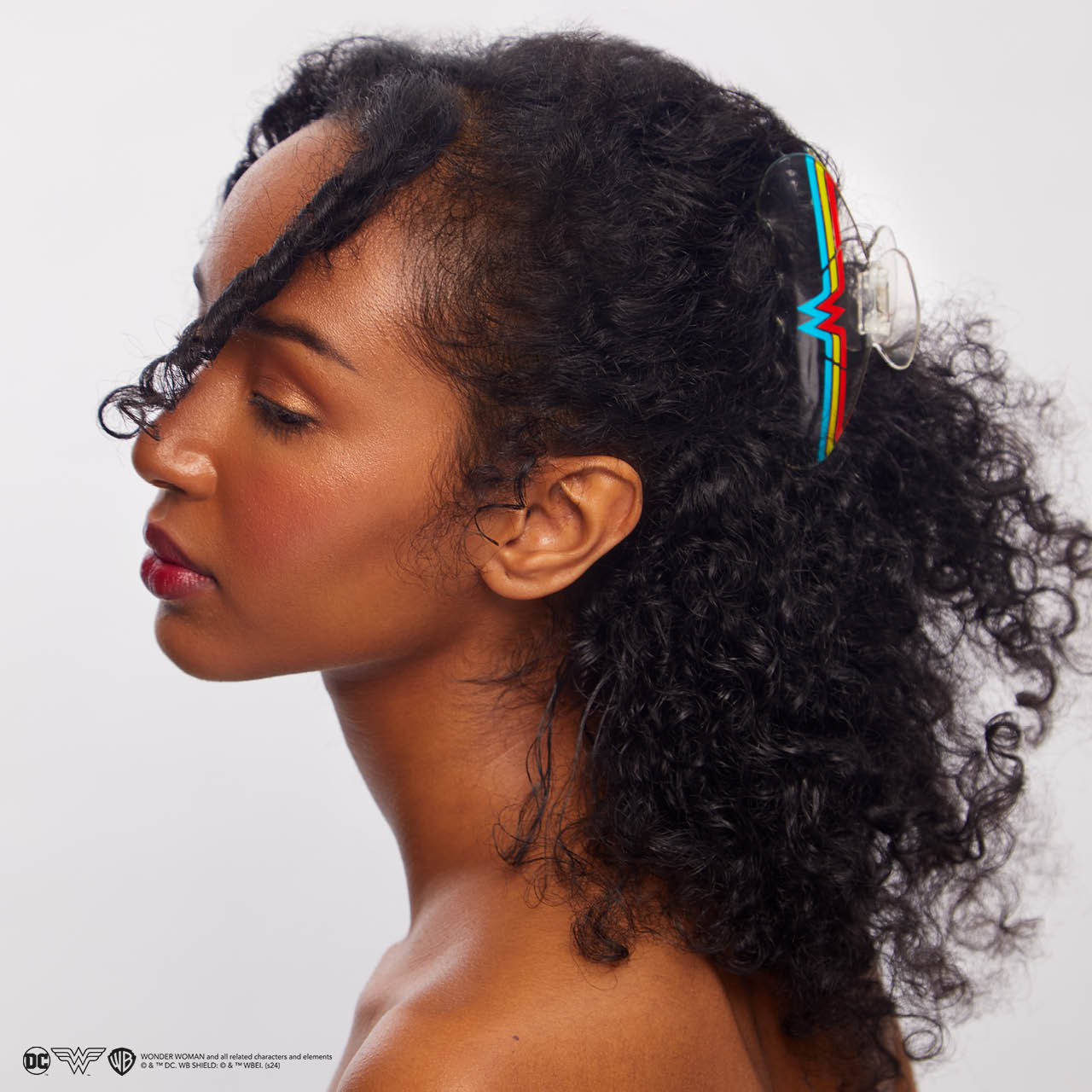 63986-WonderWomanxKitsch-Model-InvisiblePlaneClawClip-Clear-2-1280x1280px_76818c9c-9930-4d2a-9a1f-0e09b082f8f0.jpg
